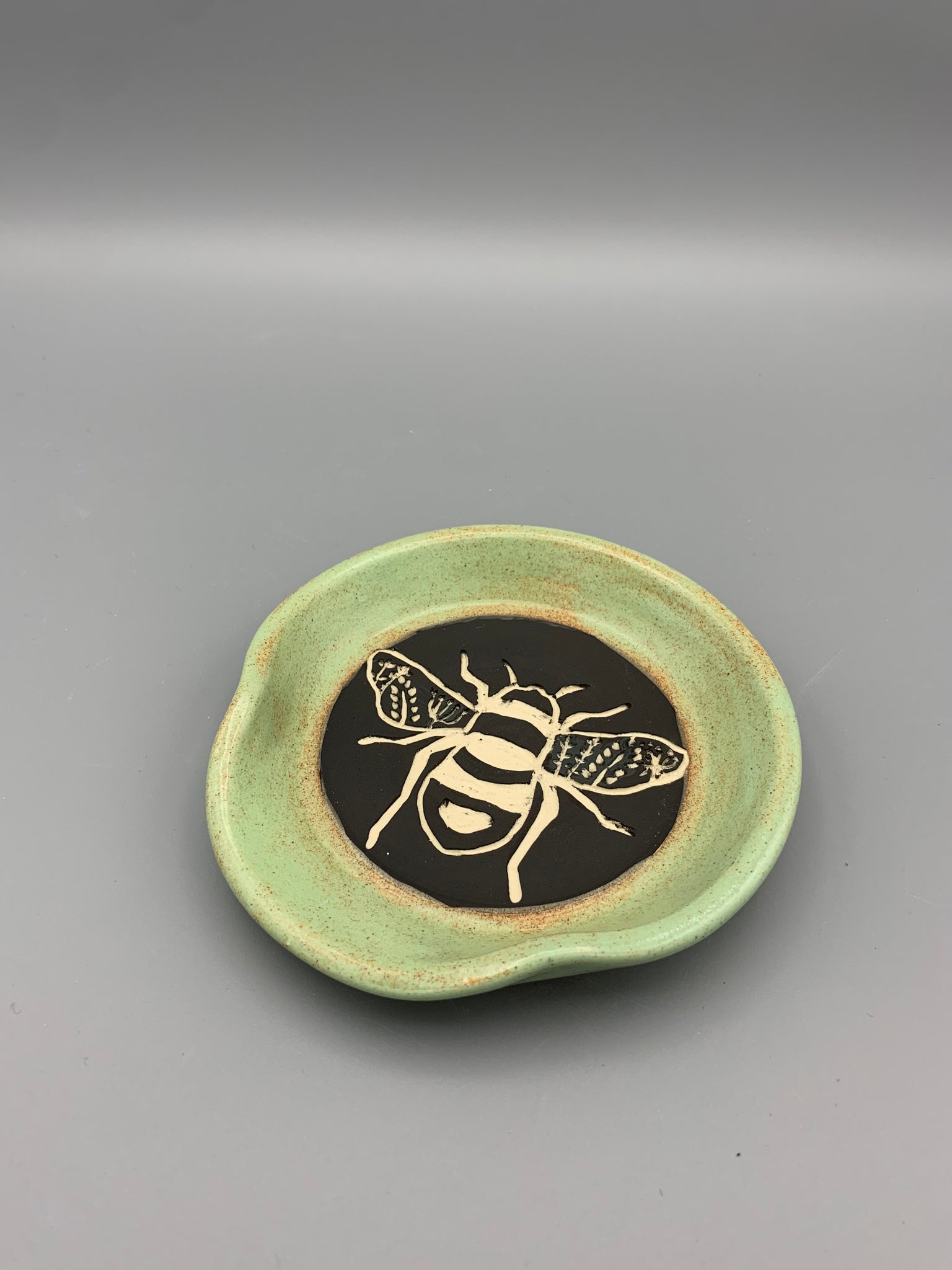 Sgraffito Bee Spoon Rest - Pistachio